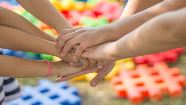 rsz_hands-gace494f1a_1280