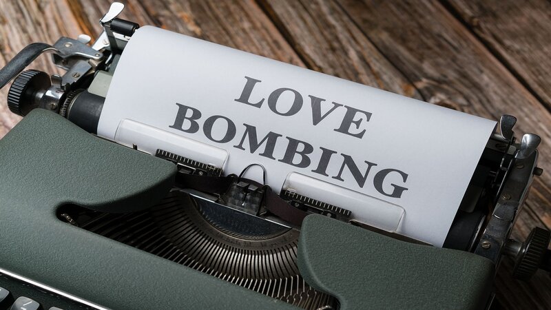 Love bombing: quando il narcisista ci fa innamorare